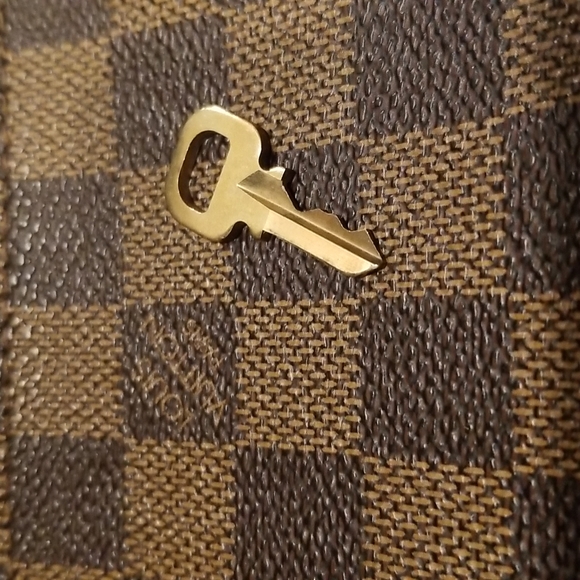 SOLD - 🔐 Louis Vuitton Padlock & Key Set - Picture 9 of 10